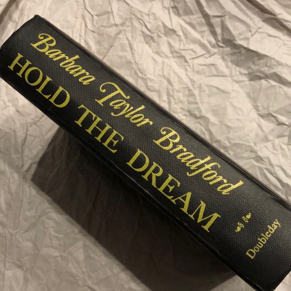 ⭐️3 for $15⭐️ Hardcover | Hold The Dream by Barbara Taylor Bradford - Picture 1 of 5